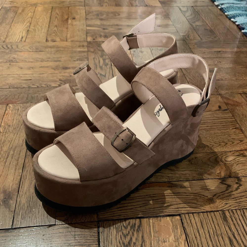 Free people suede platform beige tan sandals size 9 / 40